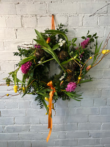 flowering bulbs are woven into a springtime wreath