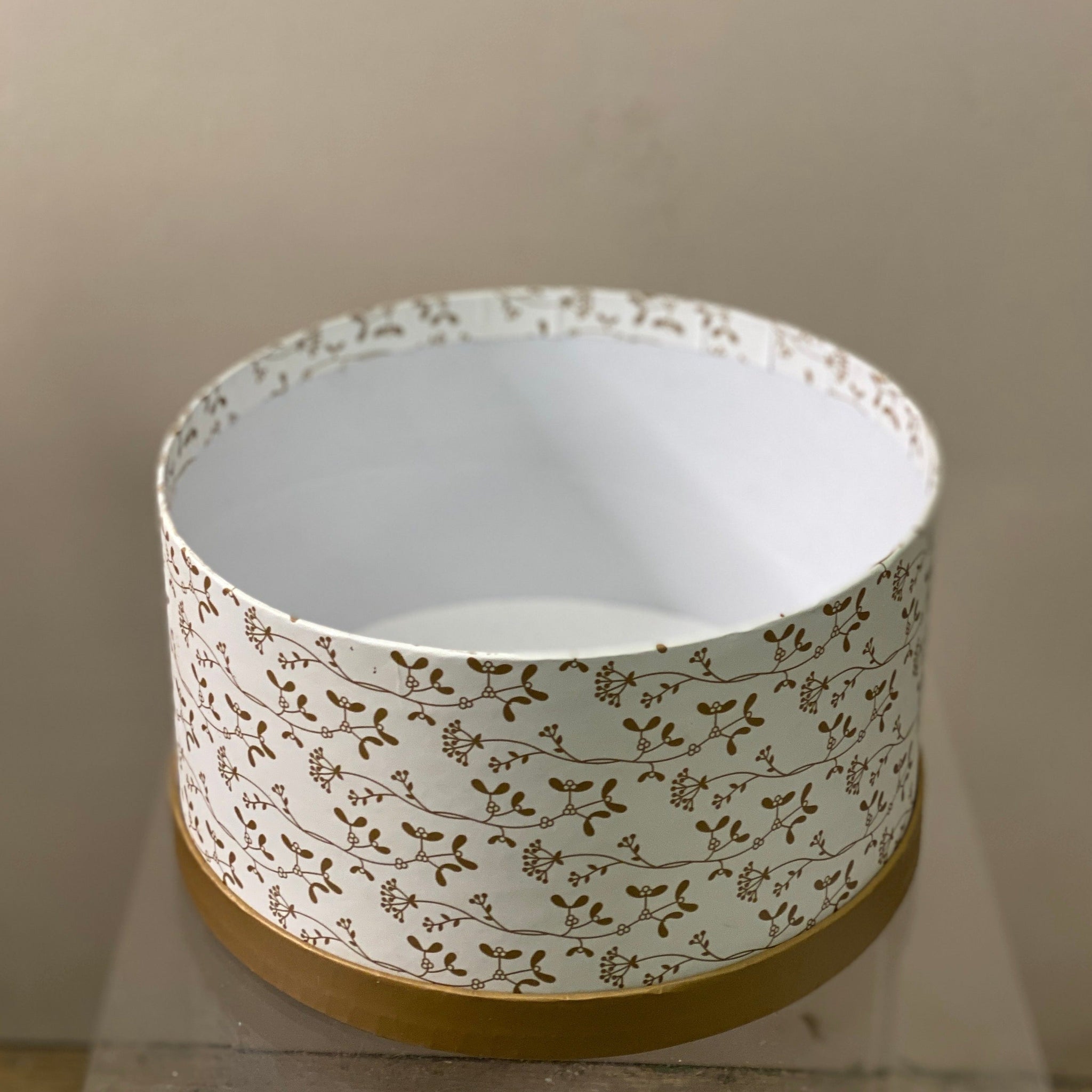 Hat Box - Round Mistletoe design with gold lid